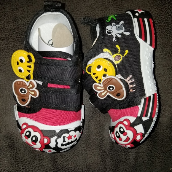 Chulis Black/Red Animal Sneaker, Sz 4.5 - Picture 4 of 8